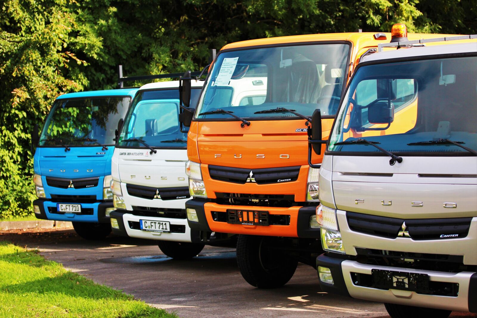 Canon EOS 550D (EOS Rebel T2i / EOS Kiss X4) sample photo. Truck, road, autohaus photography