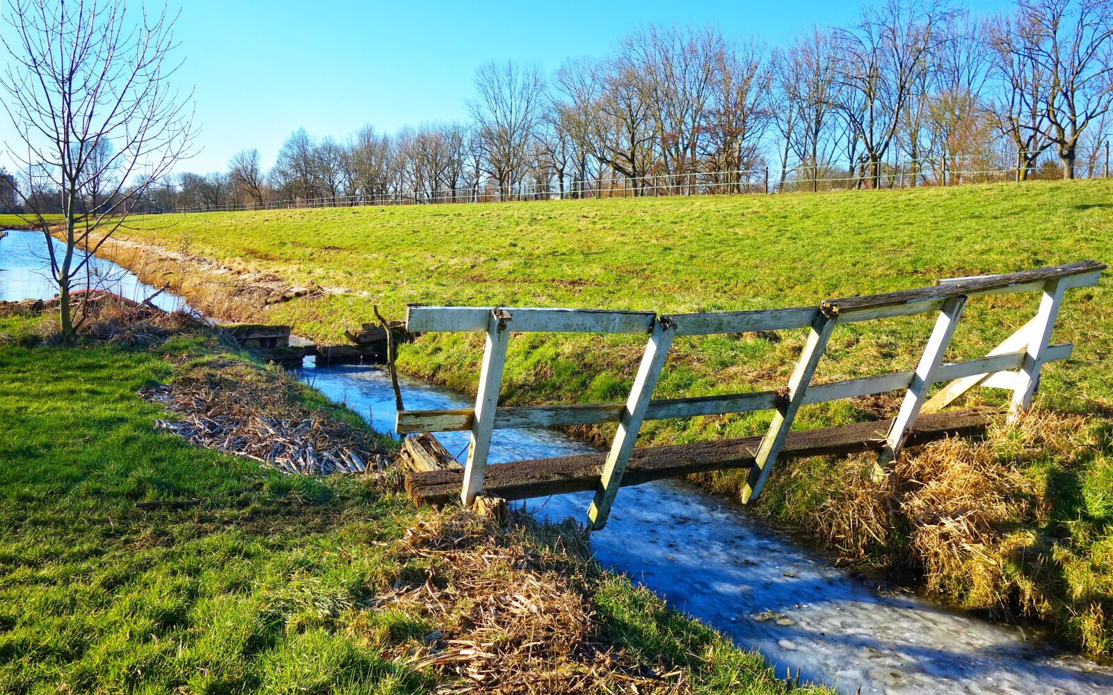 Sony Cyber-shot DSC-RX100 sample photo. Ditch, gate, dike photography