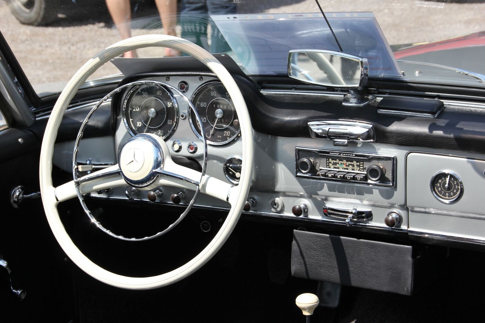 Canon EOS 550D (EOS Rebel T2i / EOS Kiss X4) sample photo. Auto, transport system, dashboard photography