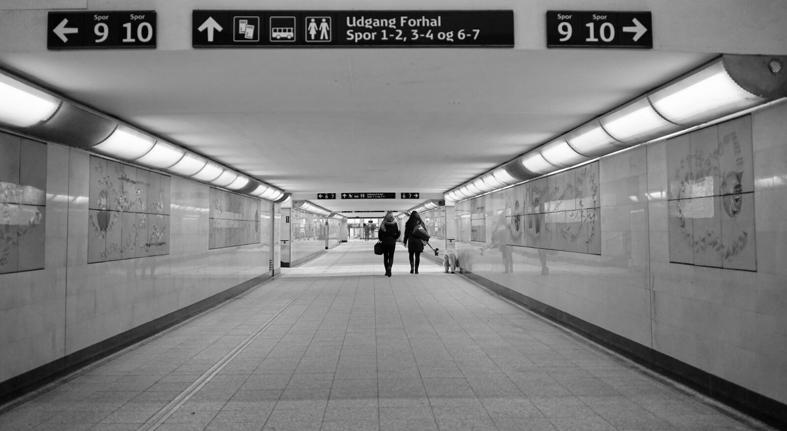 Samyang AF 35mm F2.8 FE sample photo. Underpass, passers by, pedestrian photography