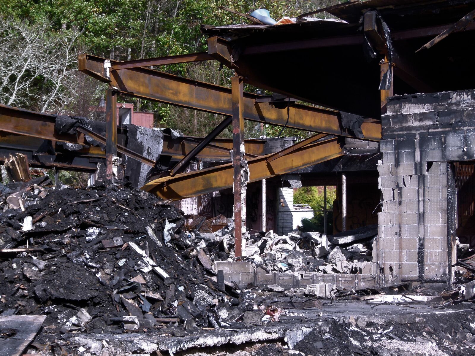 Panasonic Lumix DMC-FZ100 sample photo. Demolition, burned, rusty photography