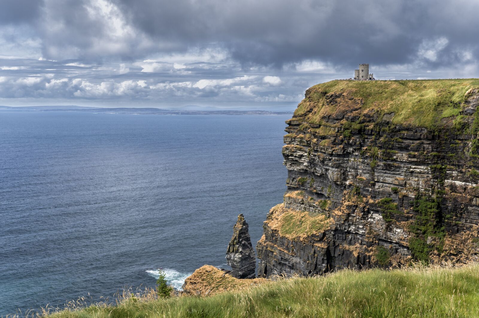 Pentax KP sample photo. Ireland, cliff, castle photography