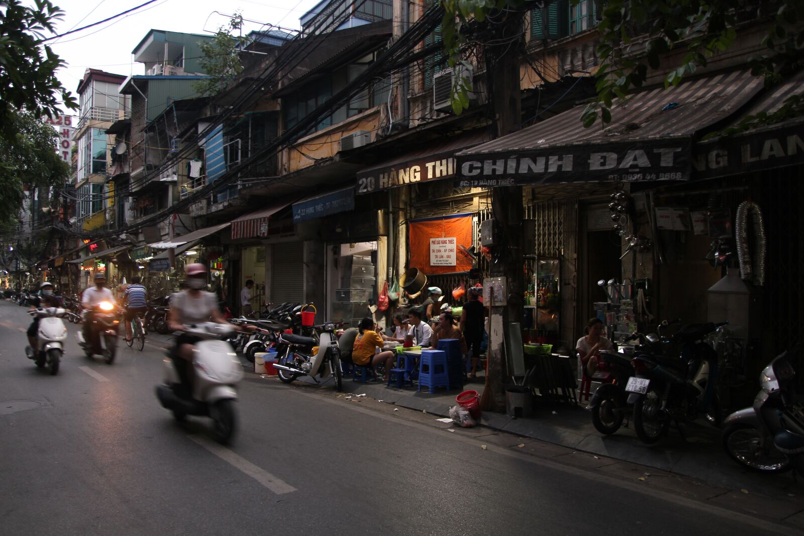 Canon EOS 700D (EOS Rebel T5i / EOS Kiss X7i) sample photo. Street, outdoor, night photography