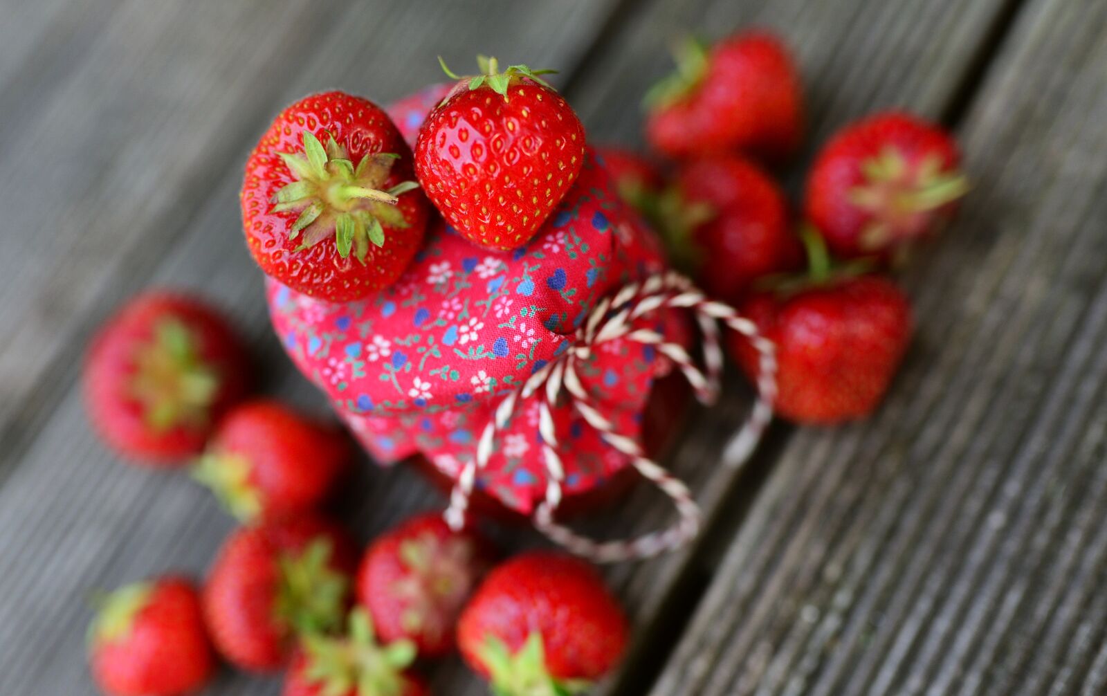 Nikon D610 sample photo. Strawberries, strawberry jam, fruit photography