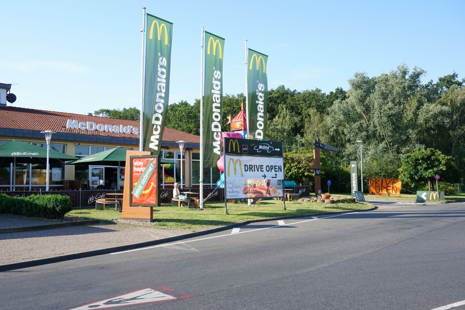 Sony a6000 sample photo. Restaurant, mcdonalds, burger photography