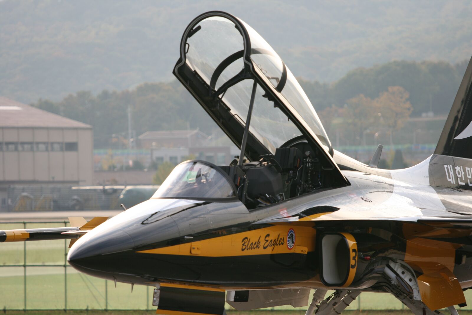 Canon EOS 400D (EOS Digital Rebel XTi / EOS Kiss Digital X) sample photo. Aircraft, cockpit, military photography