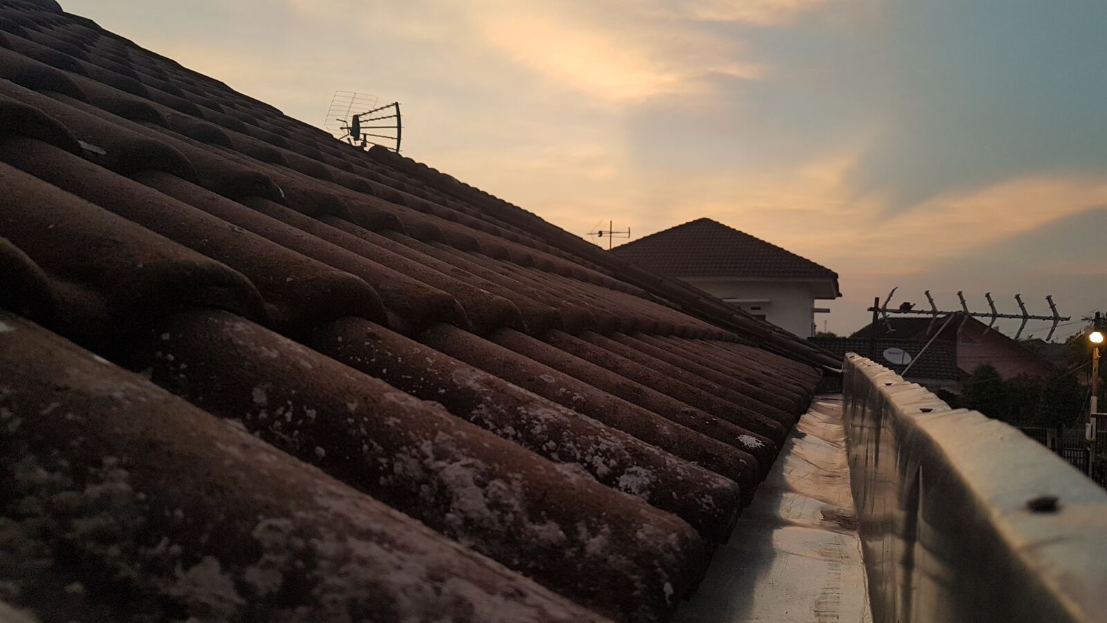 Samsung Galaxy S7 Edge sample photo. Sky, rooftop, house photography