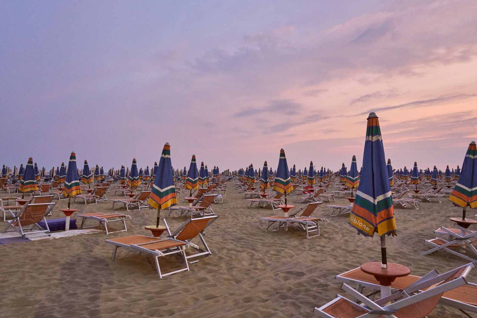 Sony a6400 sample photo. Beach, concerns, parasols photography