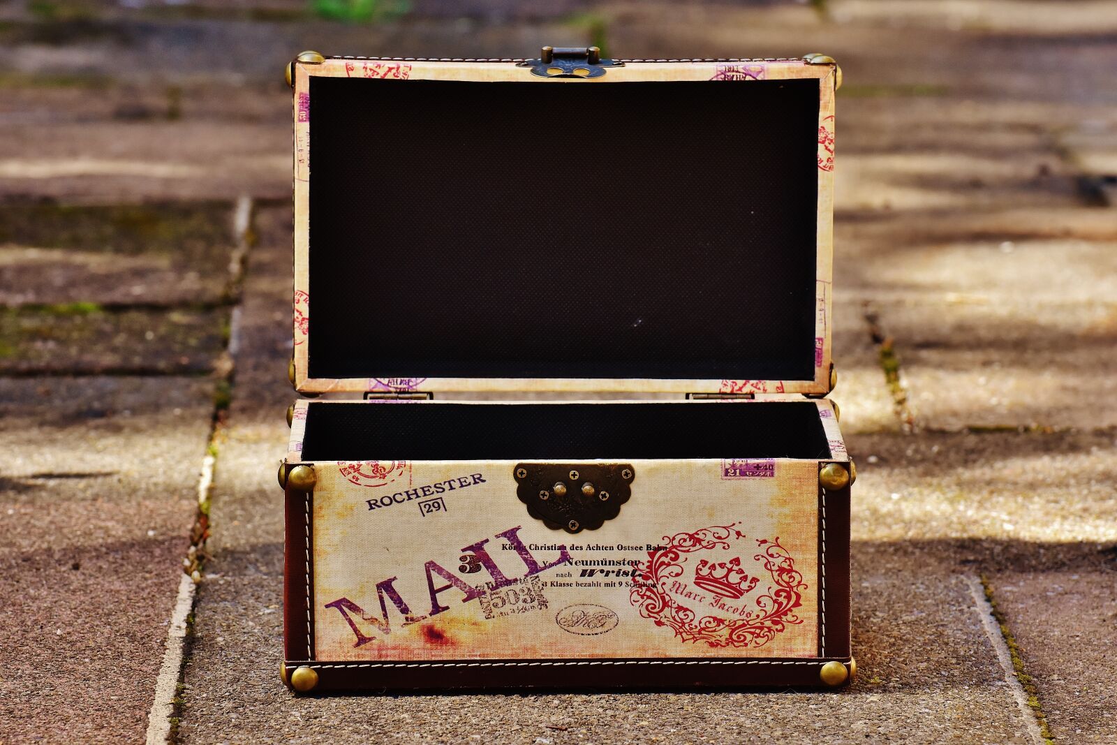 Nikon D7200 sample photo. Chest, luggage, send mail photography