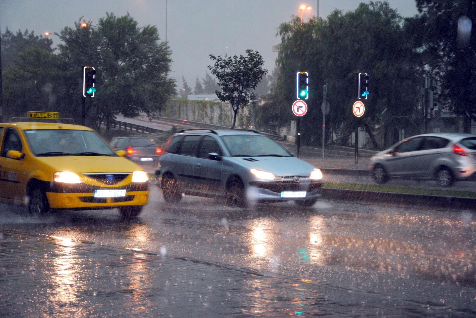 Nikon D3000 sample photo. Rain, traffic, car photography