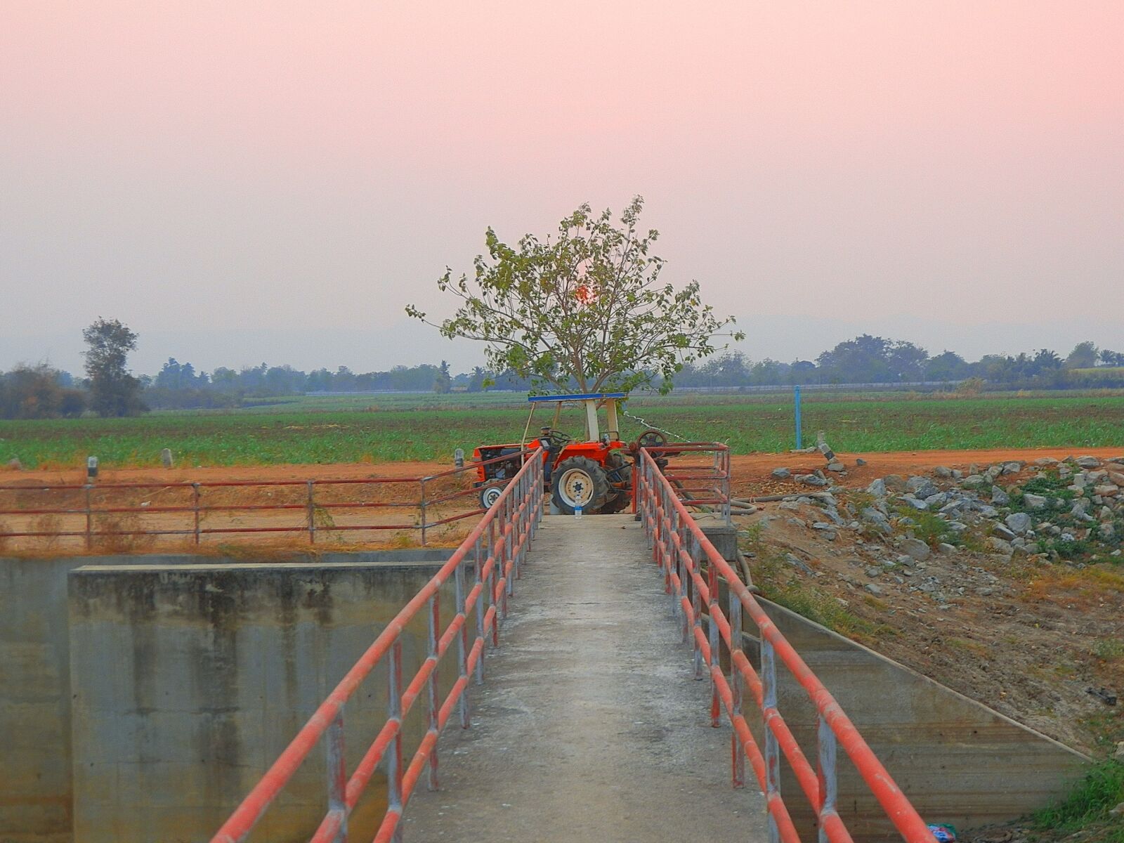Kodak EasyShare Z990 (EasyShare Max) sample photo. Tractor, bridge, thailand photography