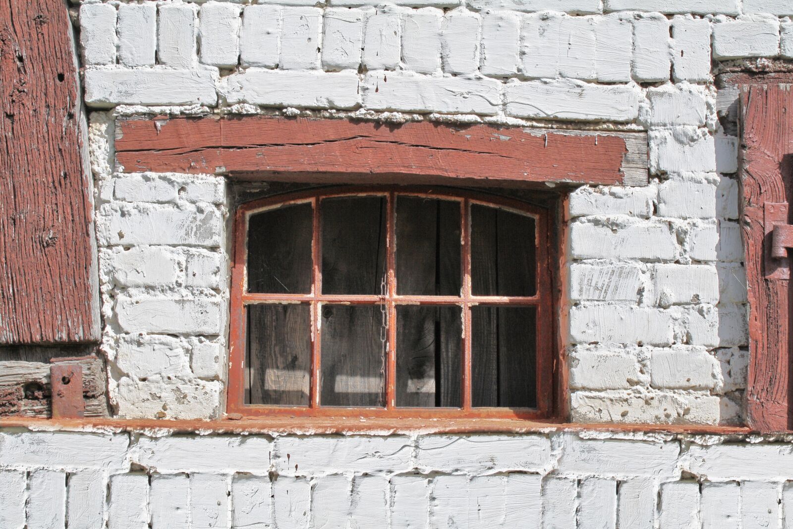 Canon EOS 1000D (EOS Digital Rebel XS / EOS Kiss F) sample photo. Window, old, lapsed photography