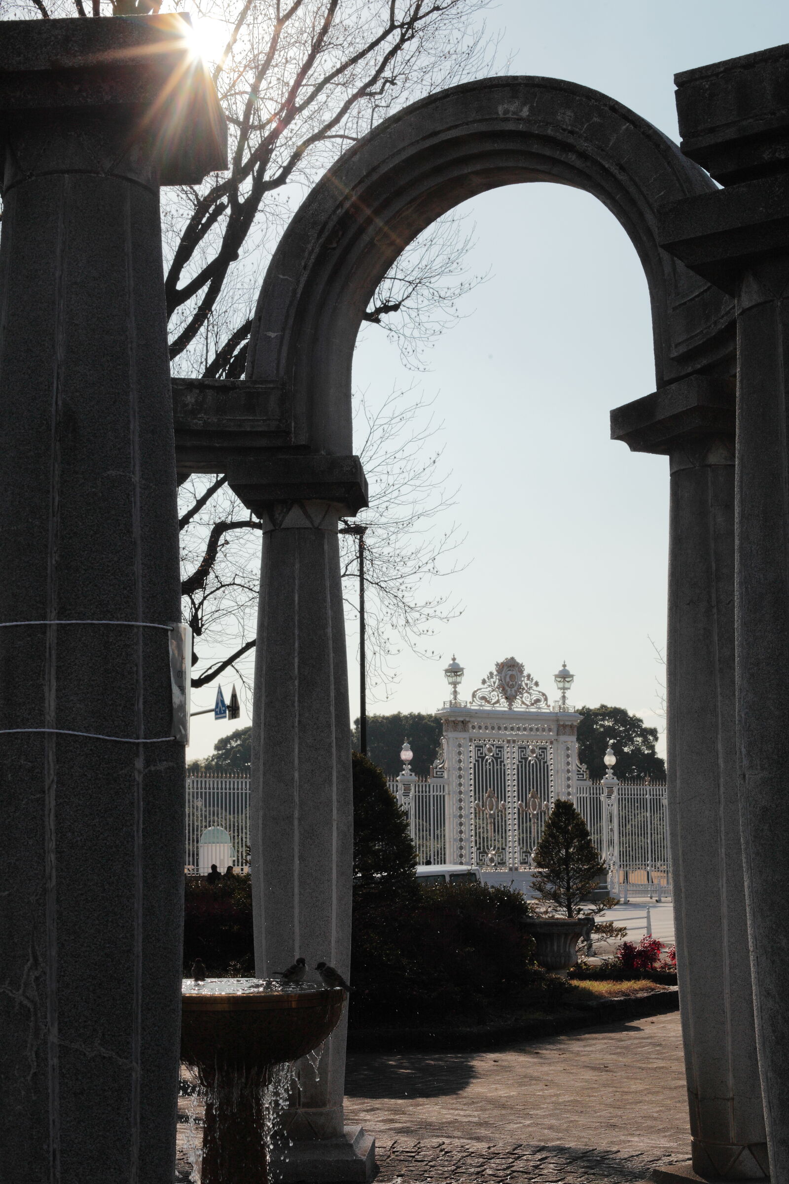 Canon EOS 5D Mark II sample photo. Akasaka, fountain, gate, guest photography