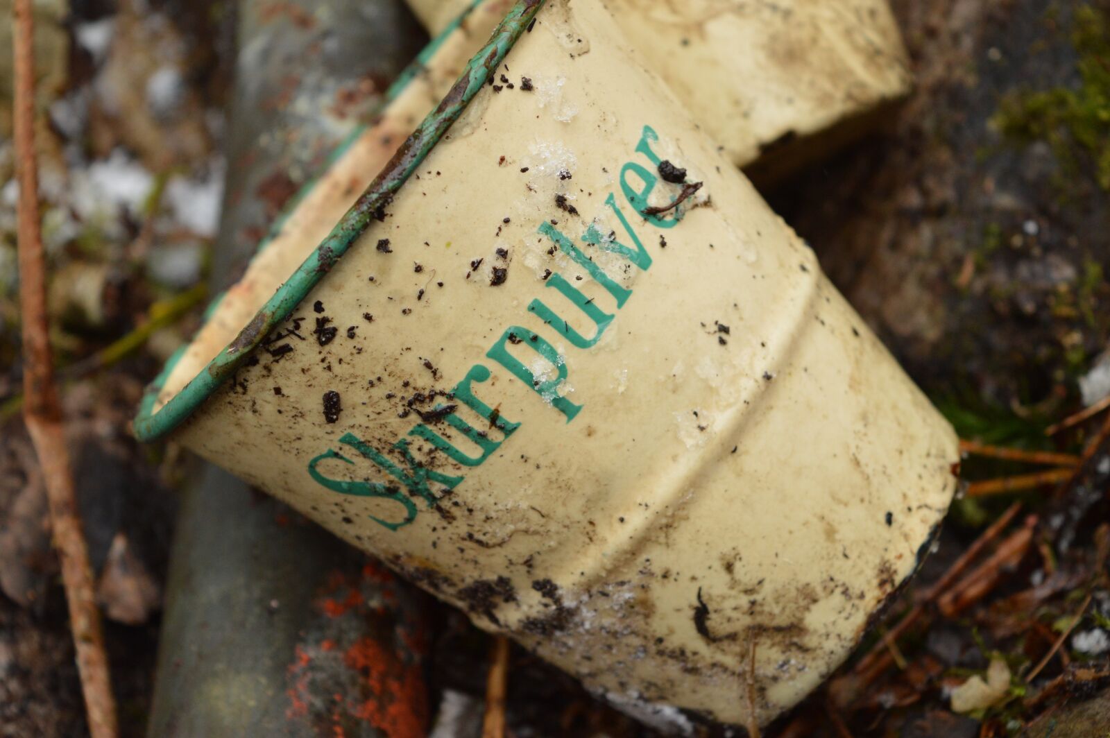 Nikon D3200 sample photo. Old, dirty, scouring powder photography