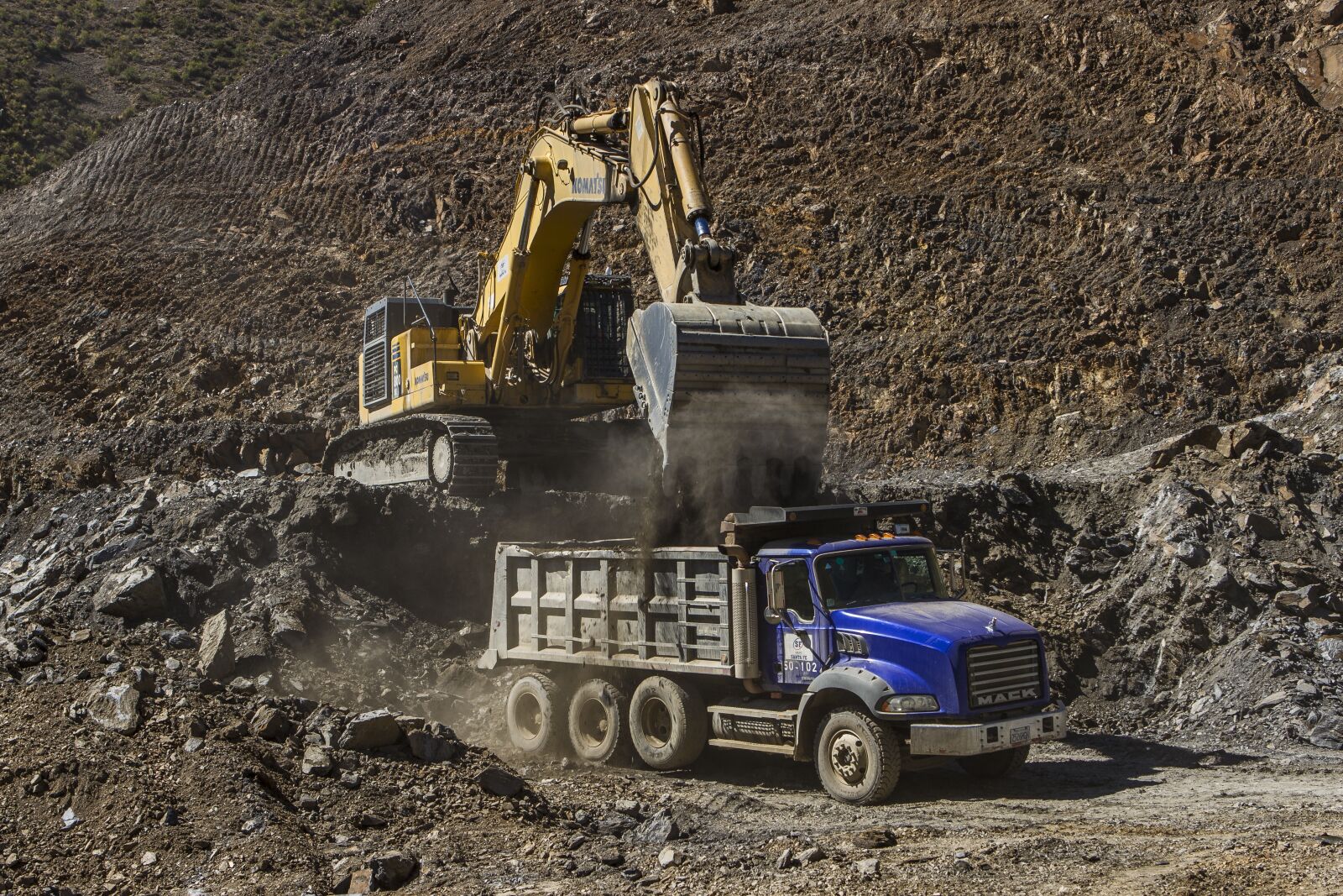 Canon EOS 7D + Canon EF 24-70mm F2.8L USM sample photo. Construction, roads, bolivia photography