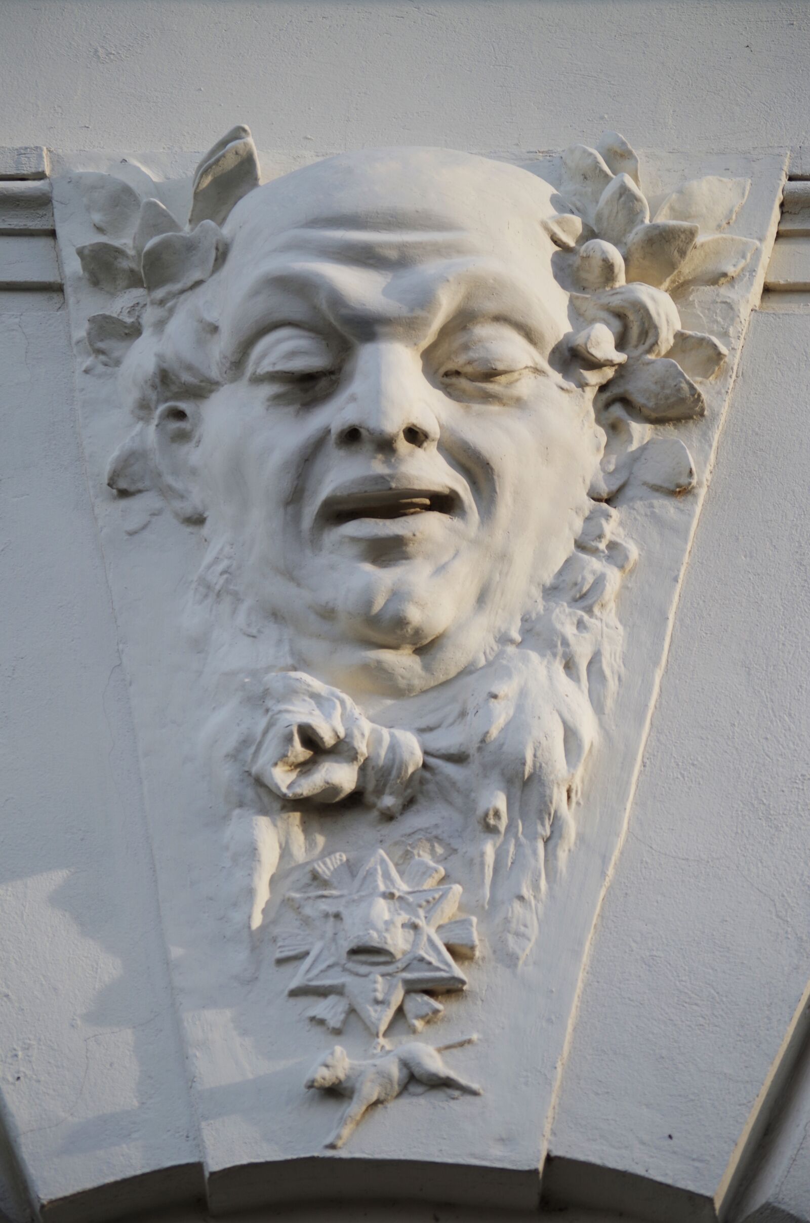 Pentax K-500 sample photo. Wall, face, the statue photography