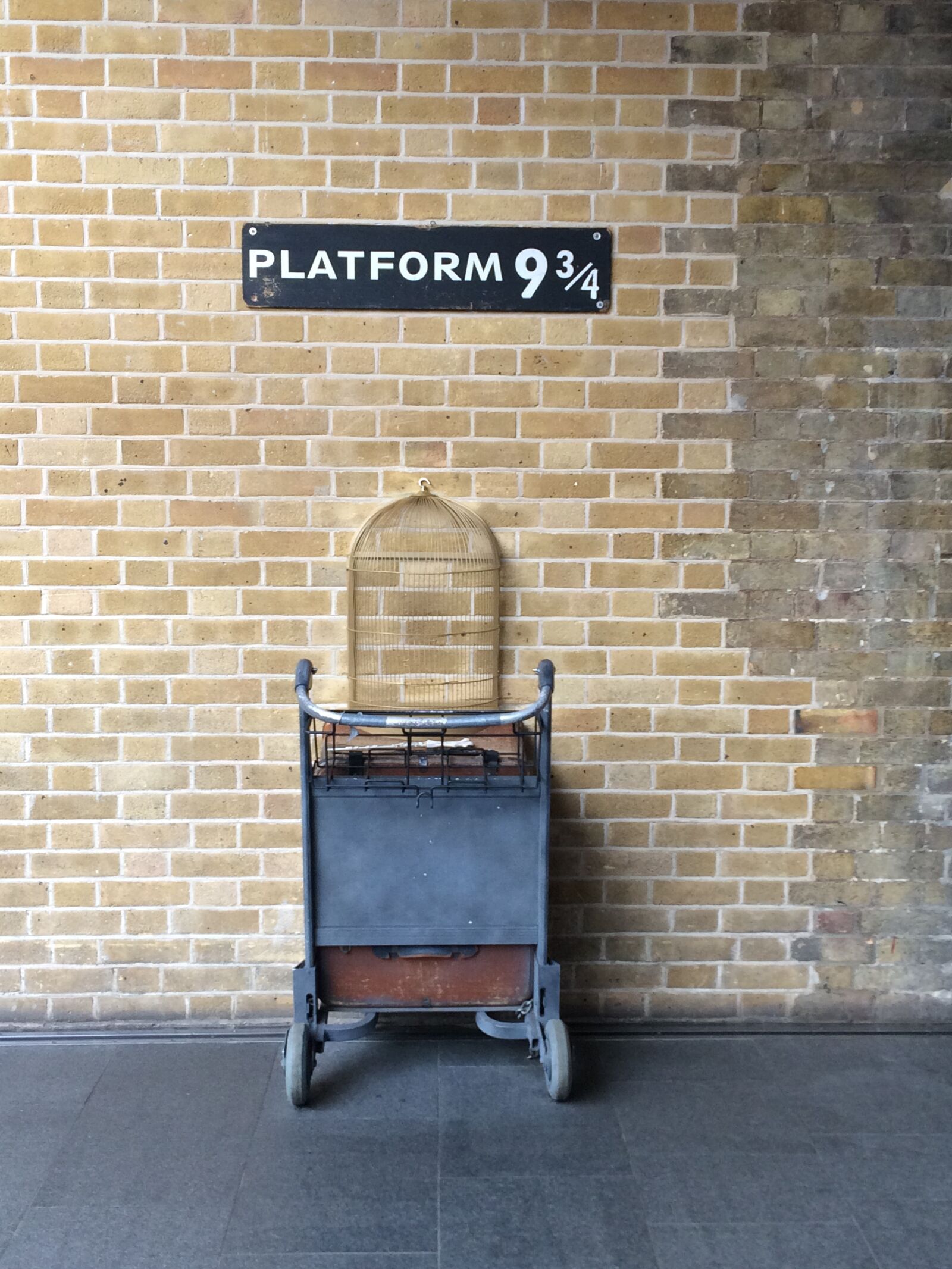 iPhone 5s back camera 4.15mm f/2.2 sample photo. Harry potter, platform 9 photography