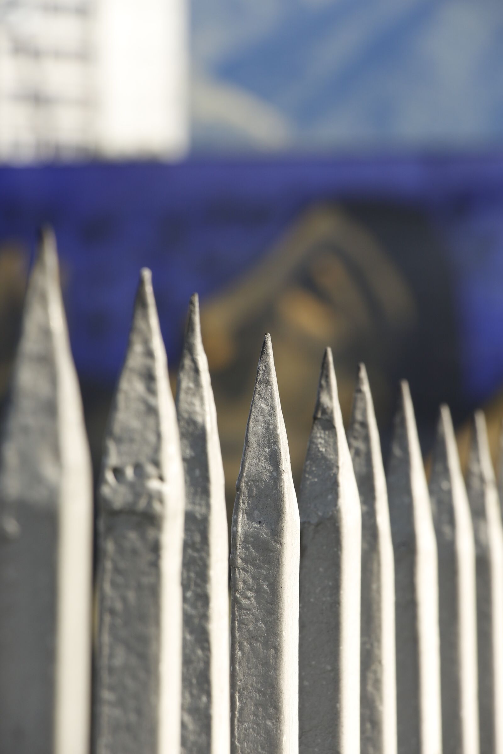 Canon EOS 700D (EOS Rebel T5i / EOS Kiss X7i) sample photo. Tips, barrier, metal photography