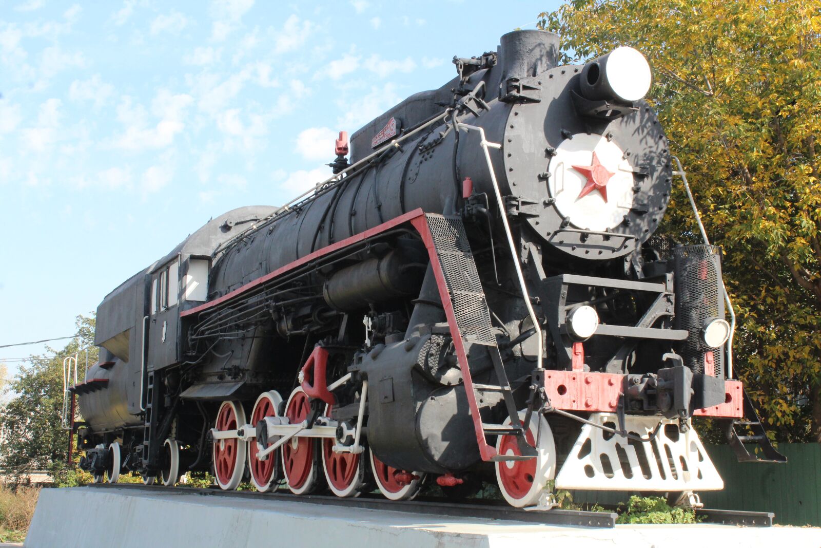 Canon EOS 1200D (EOS Rebel T5 / EOS Kiss X70 / EOS Hi) sample photo. Steam locomotive, monument, locomotive photography