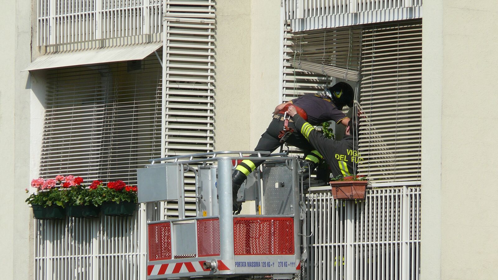Panasonic DMC-FZ50 sample photo. Firefighters, rescue operation, emergency photography