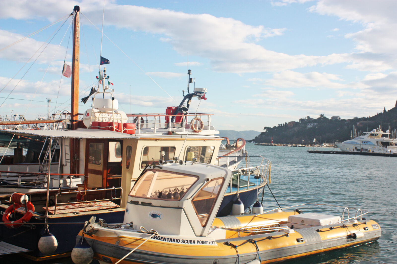 Canon EOS 450D (EOS Rebel XSi / EOS Kiss X2) sample photo. Blue, blue, sky, boats photography