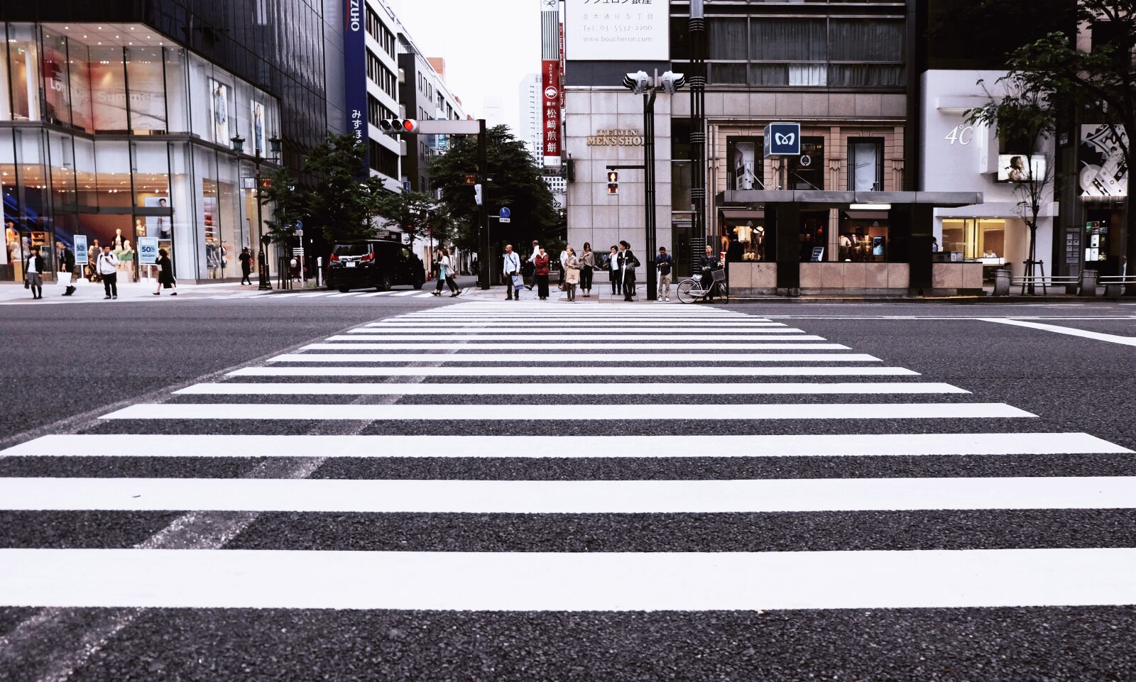 Fujifilm X-M1 sample photo. Buildings, pedestrian crossing, city photography