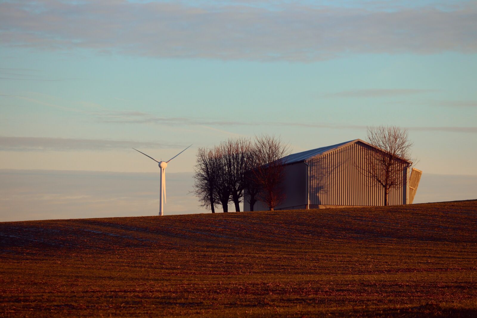 Canon EOS 200D (EOS Rebel SL2 / EOS Kiss X9) sample photo. Barn, field, wind turbine photography