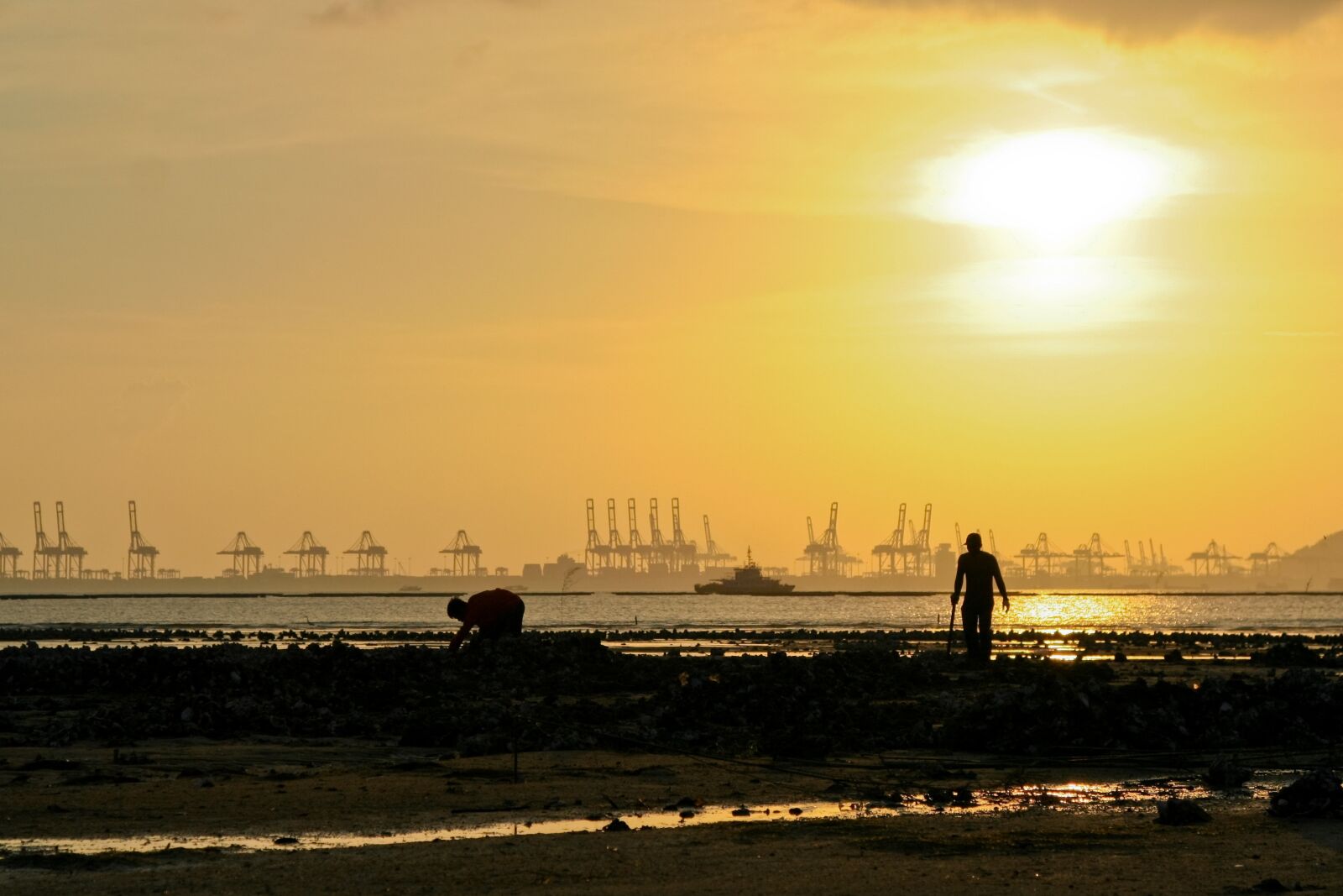 Canon EOS 350D (EOS Digital Rebel XT / EOS Kiss Digital N) sample photo. Sunset, industry, beach photography