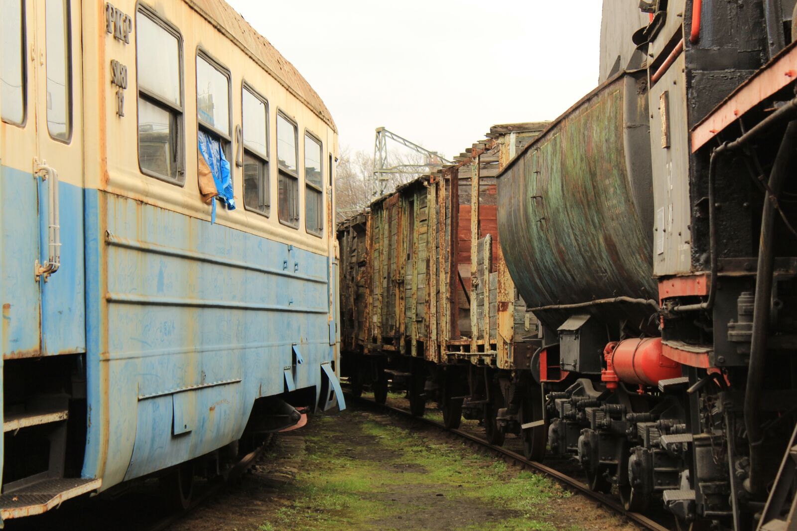 Canon EOS 4000D (EOS Rebel T100 / EOS 3000D) sample photo. Railway, wagons, old photography