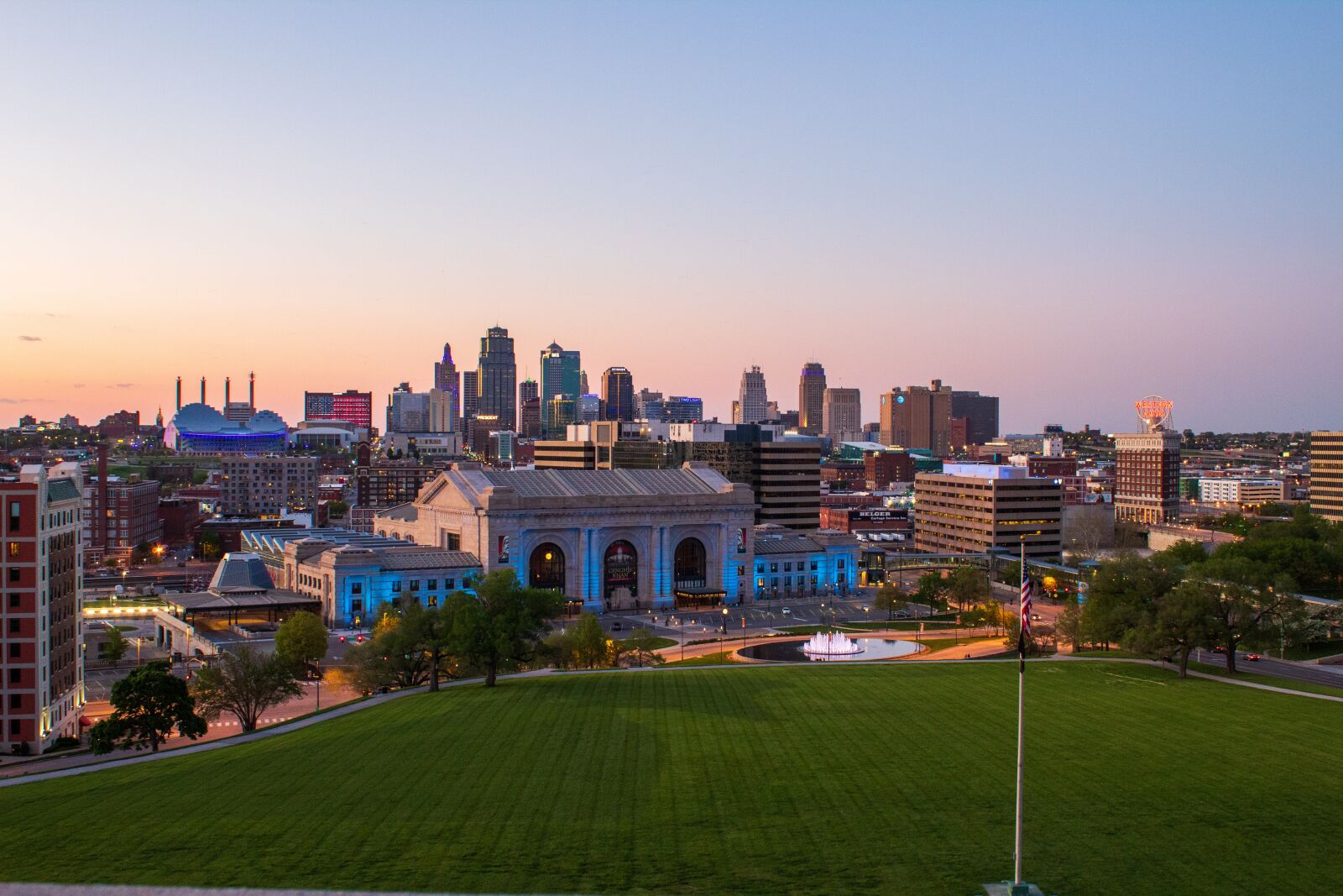 Canon EOS 1300D (EOS Rebel T6 / EOS Kiss X80) sample photo. Kansas city, skyline, dusk photography