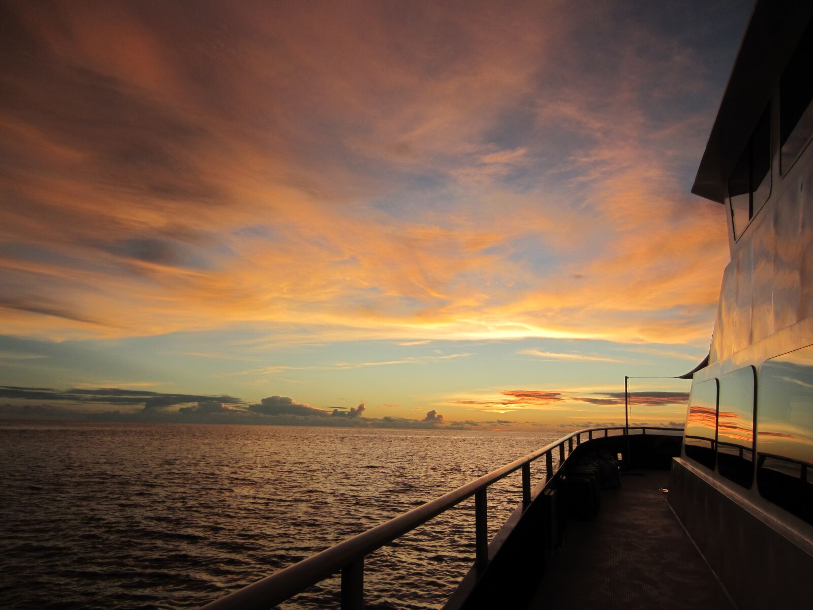 Canon PowerShot ELPH 300 HS (IXUS 220 HS / IXY 410F) sample photo. Sunset, boat, sailing photography