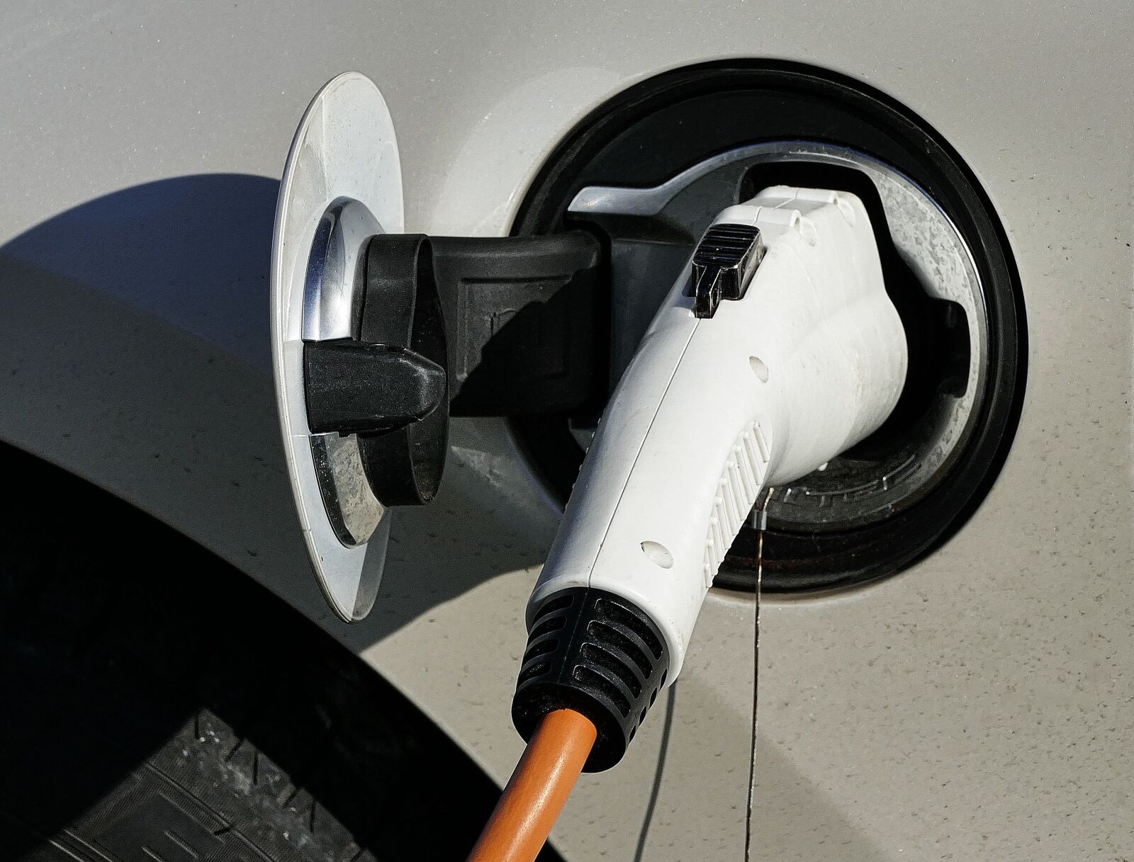 Panasonic Lumix DMC-FZ1000 sample photo. Electric car, load plug-in photography