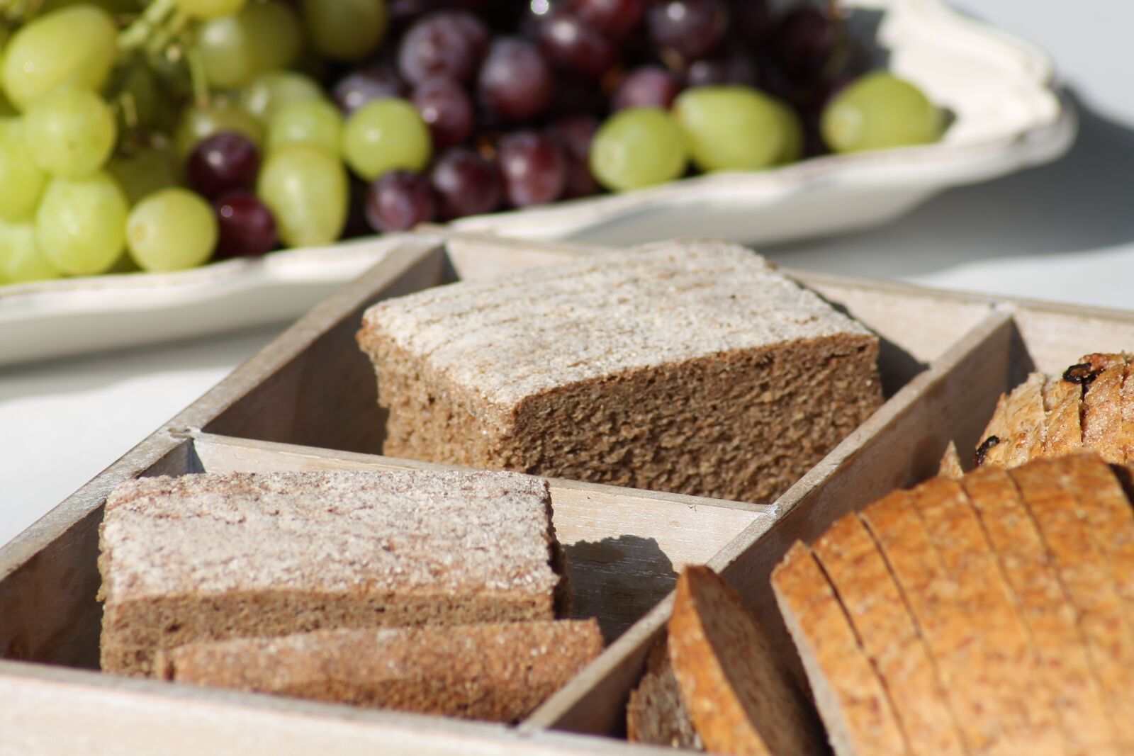 Canon EOS 1100D (EOS Rebel T3 / EOS Kiss X50) sample photo. Breads, grapes, buffet photography