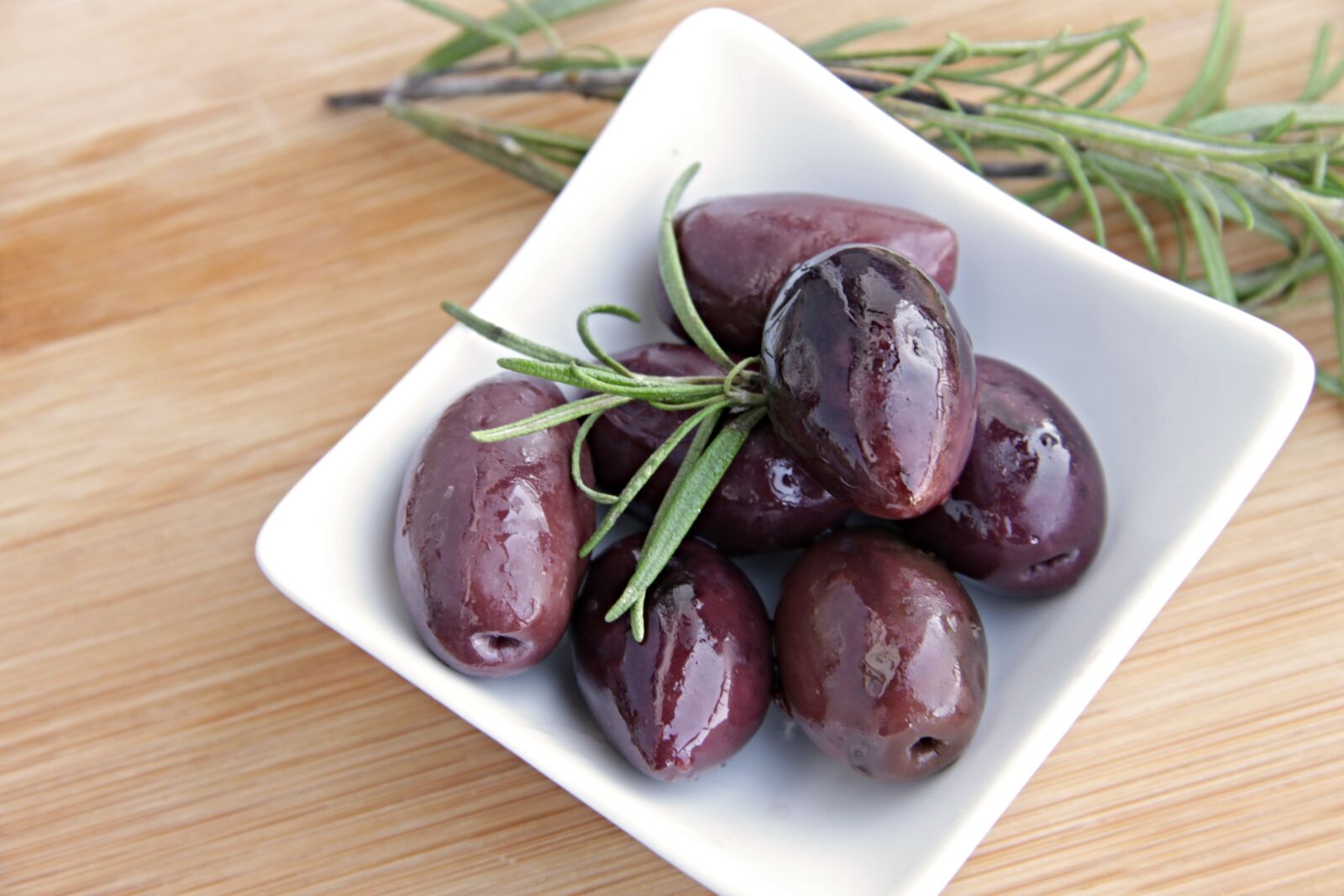 Canon EOS 1100D (EOS Rebel T3 / EOS Kiss X50) sample photo. Olives, drupes, mediterranean photography