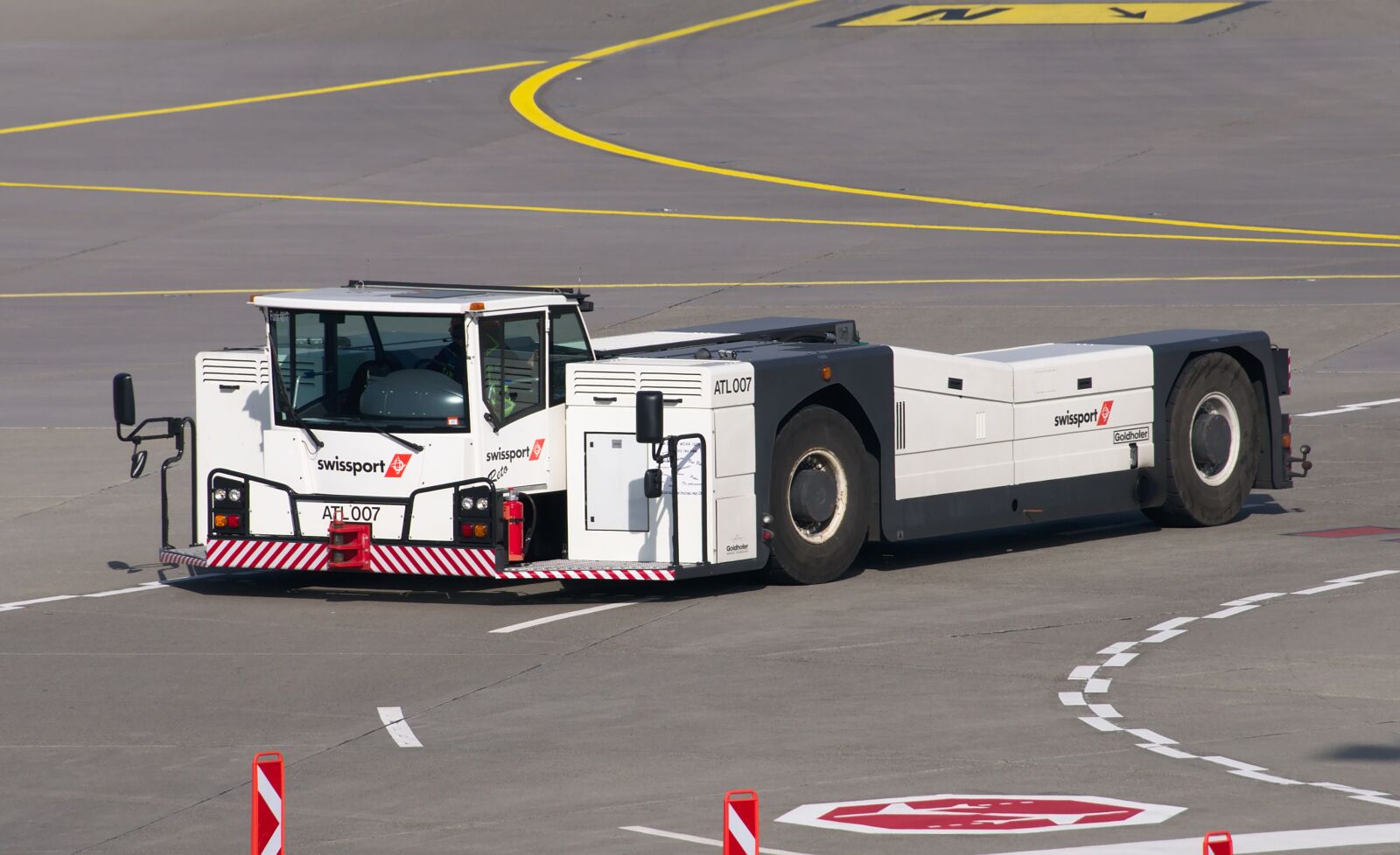 Nikon D300S sample photo. Goldhofer, tug, towing vehicle photography