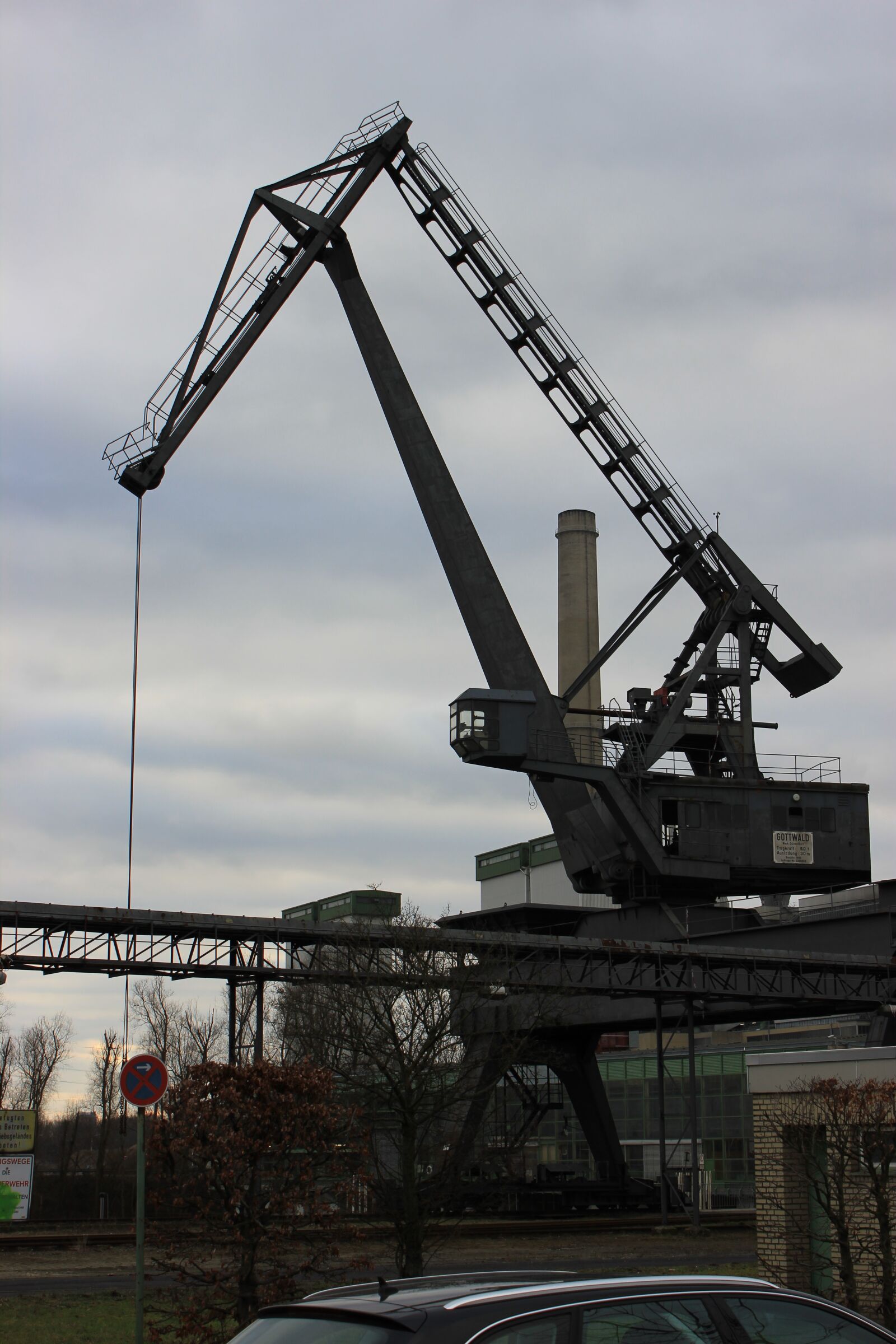 Canon EOS 550D (EOS Rebel T2i / EOS Kiss X4) sample photo. Crane, industry, port photography