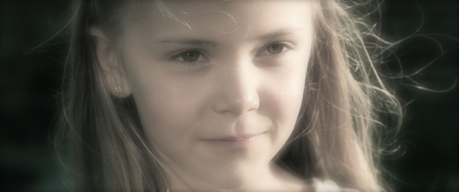 Canon EF 24-105mm F4L IS USM sample photo. Girl, rays, sun, vintage photography