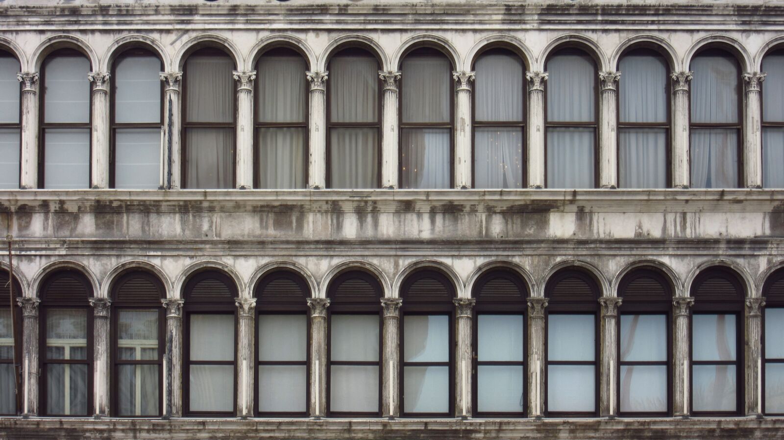 Canon PowerShot SX600 HS sample photo. Window, facade, historically photography