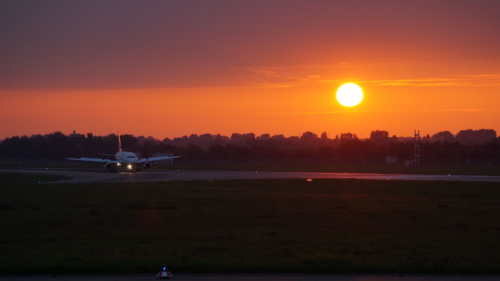 Sony DT 18-135mm F3.5-5.6 SAM sample photo. Sunset, airport, flying photography