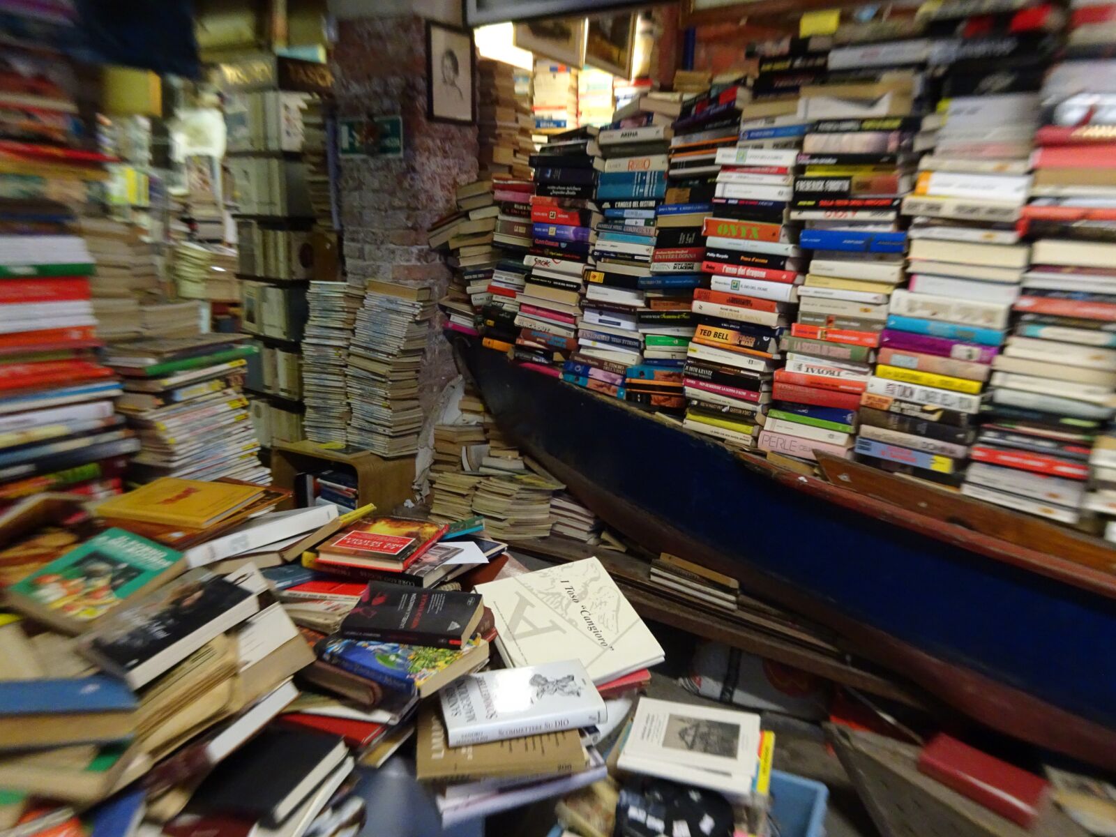 Sony Cyber-shot DSC-HX90V sample photo. Books, bookstore, shop photography