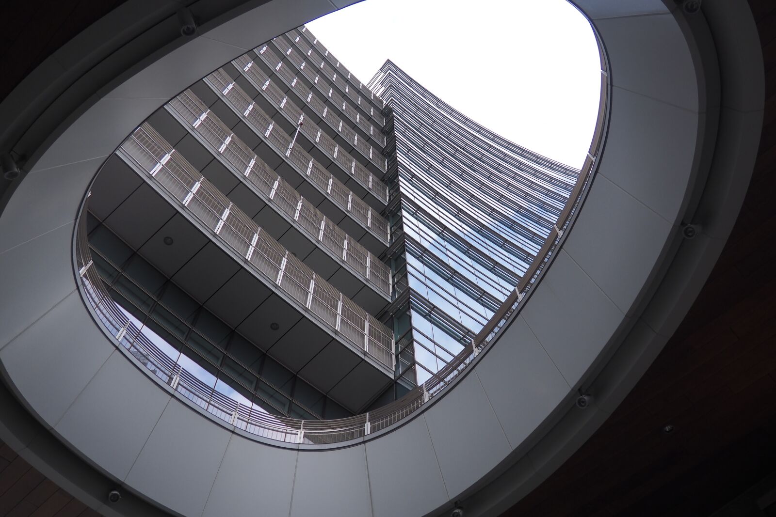Olympus OM-D E-M10 II sample photo. Milan, skyscraper, city photography