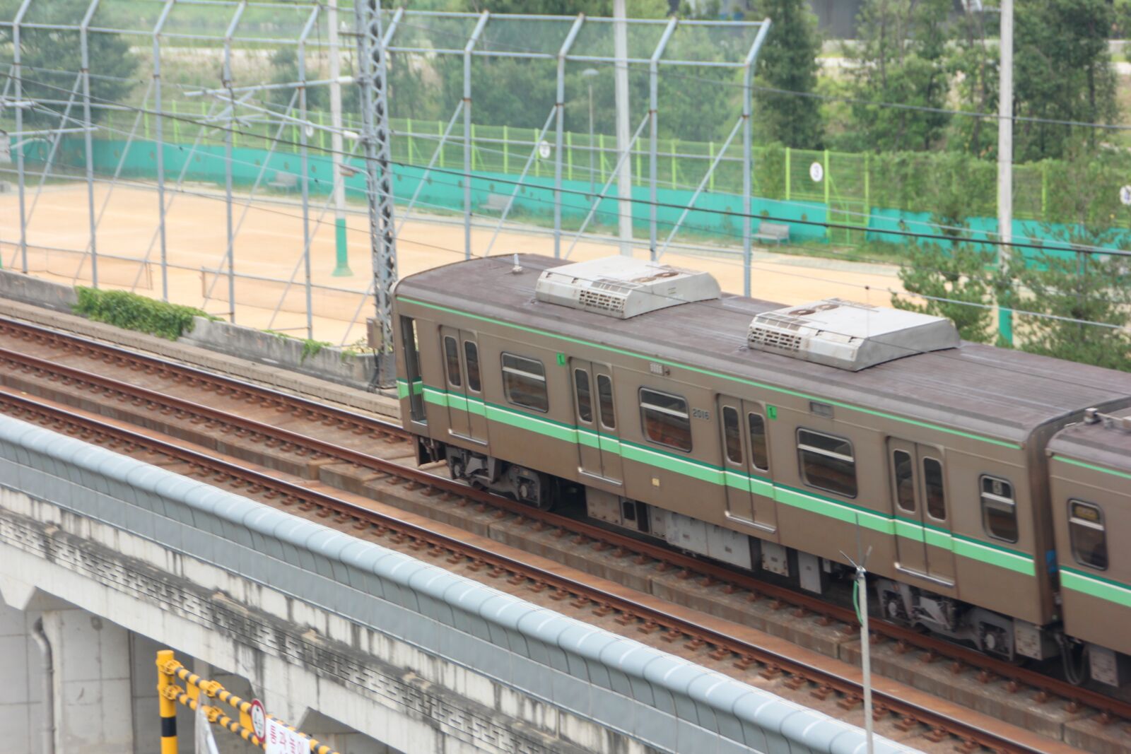 Canon EOS 600D (Rebel EOS T3i / EOS Kiss X5) sample photo. Train, subway, republic of photography