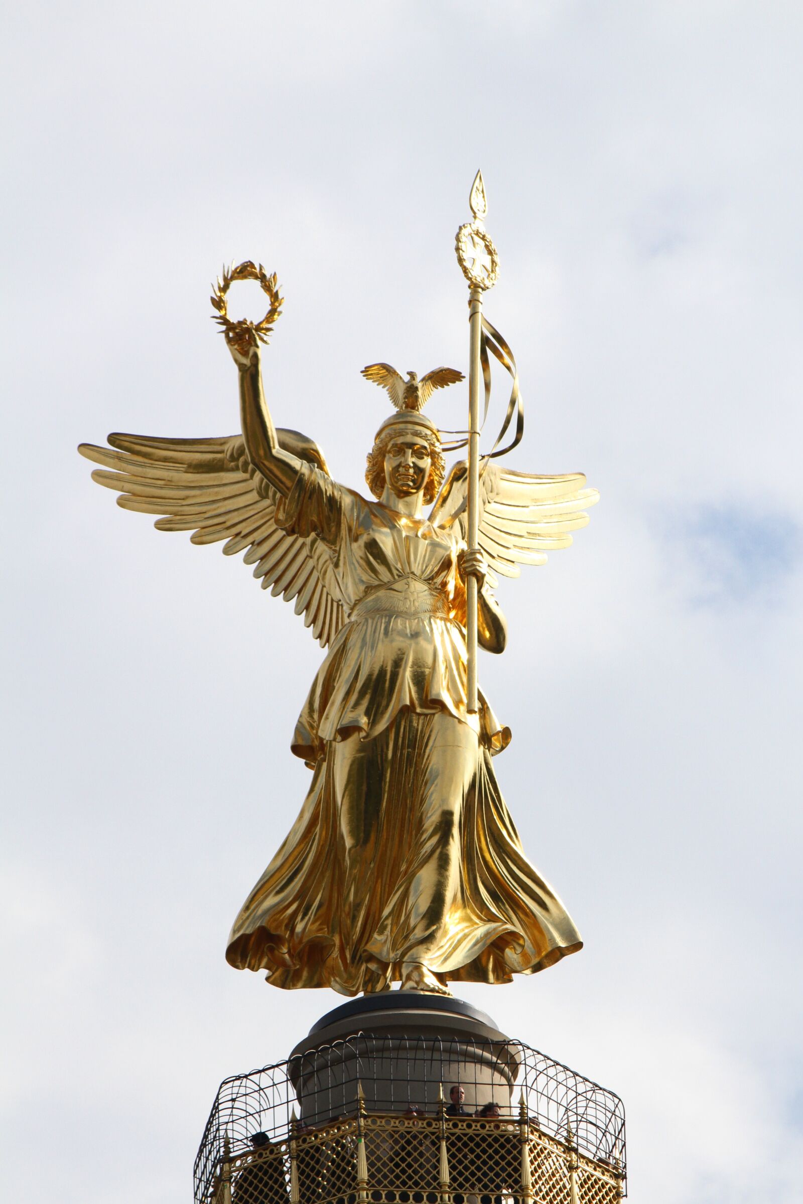 Canon EOS 7D sample photo. Berlin, statue, golden photography