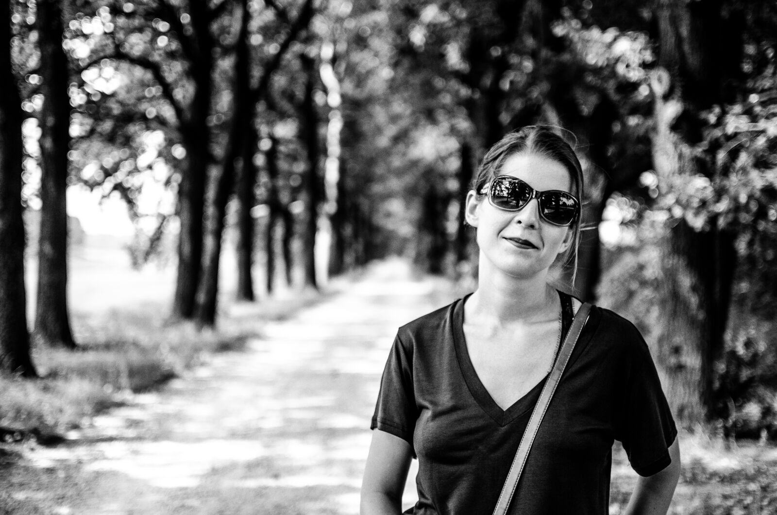 Nikon D5100 + Nikon AF-S DX Nikkor 35mm F1.8G sample photo. Portrait, woman, person, black photography