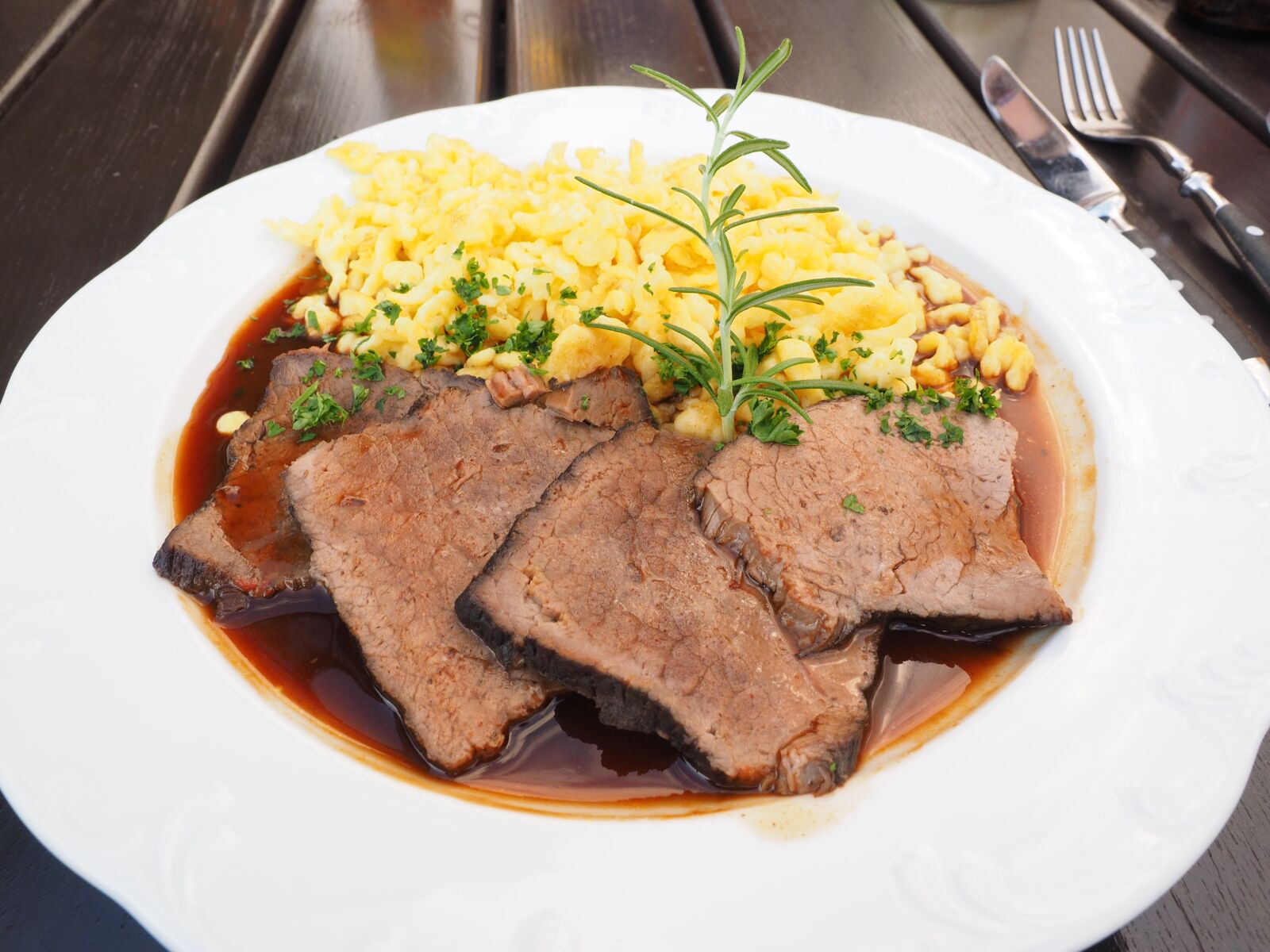 Olympus OM-D E-M1 + Olympus M.Zuiko Digital ED 12-40mm F2.8 Pro sample photo. Sauerbraten, meat, meat dish photography