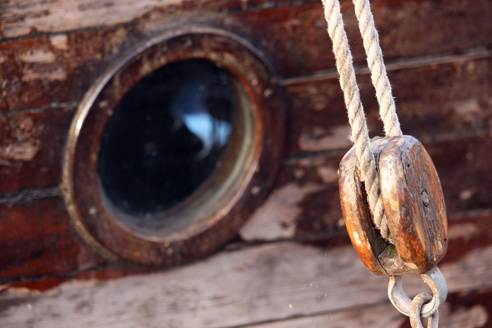 Canon EF-S 55-250mm F4-5.6 IS STM sample photo. Wooden ship, porthole, harness photography