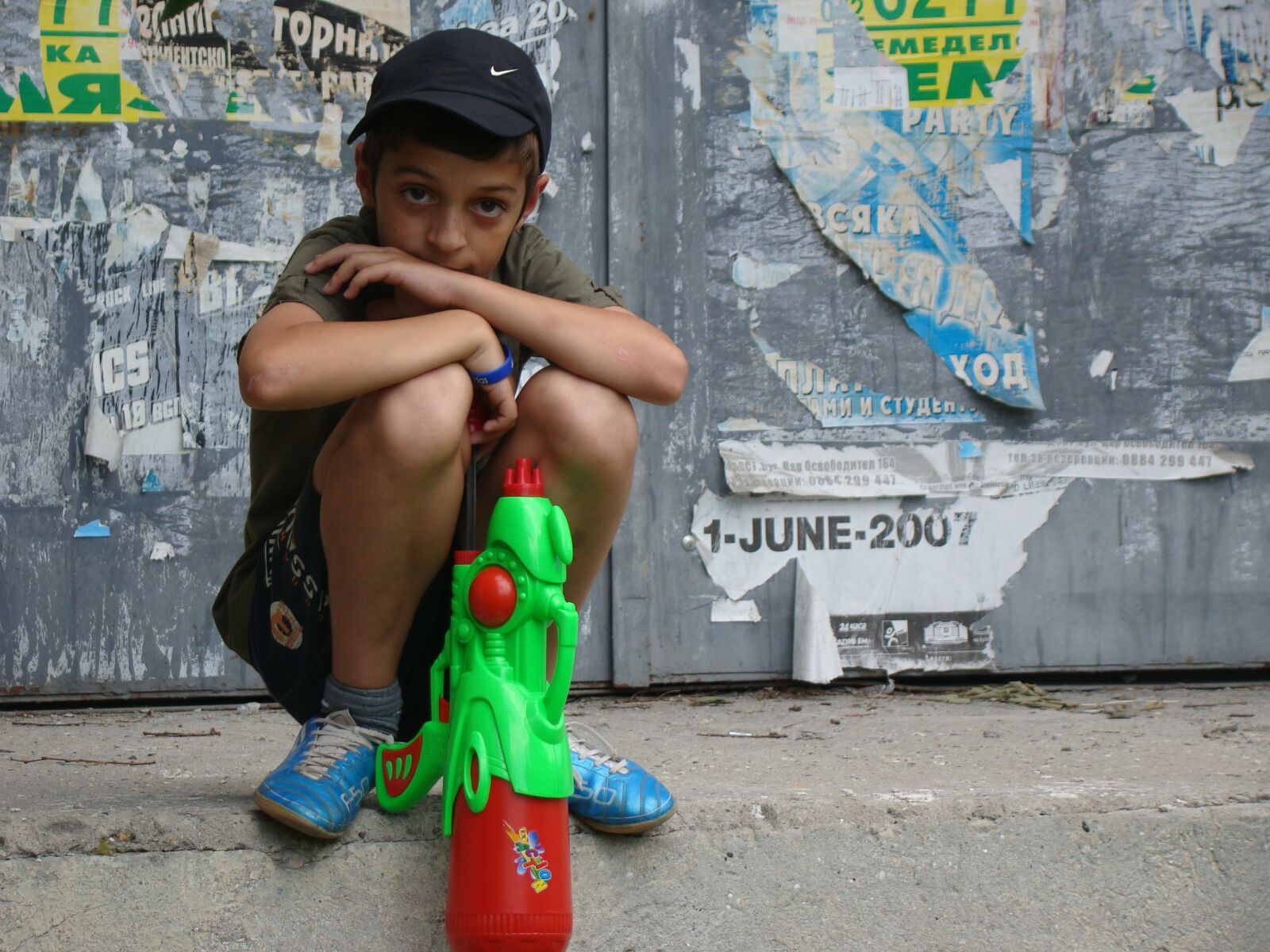 Sony Cyber-shot DSC-H50 sample photo. Kid, play, watergun photography