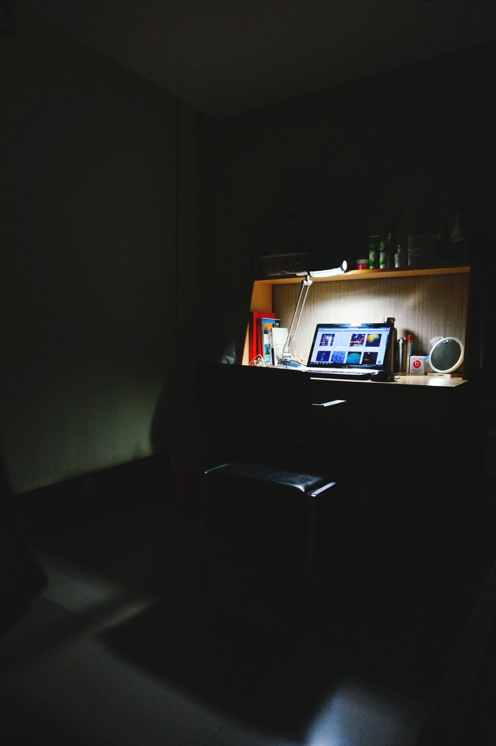 Sony Alpha NEX-5R sample photo. Black, laptop, in, study photography