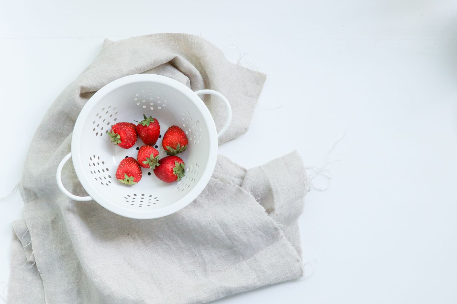 Canon EF-S 18-135mm F3.5-5.6 IS USM sample photo. Strawberries, flat lay, strawberry photography