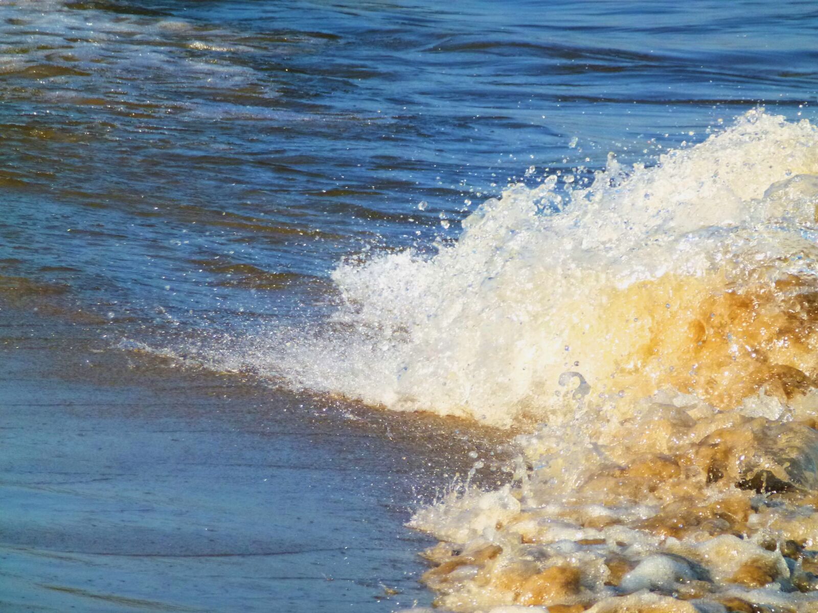 Leica V-Lux 30 / Panasonic Lumix DMC-TZ22 sample photo. Water, elbe, wave photography